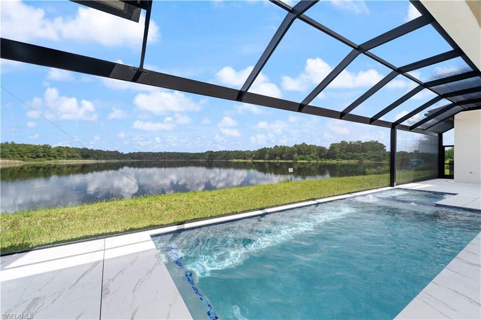 Pool with enclosure - tropical pool design Southwest Florida